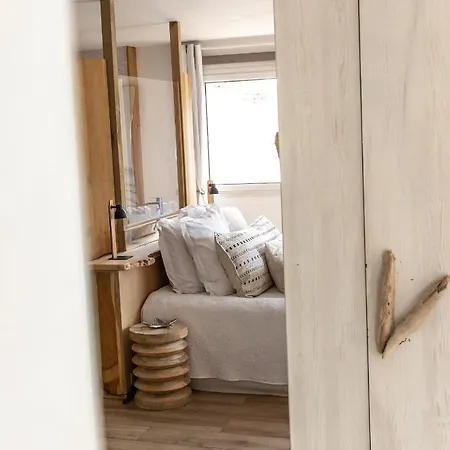 Hotel De La - Mahogany