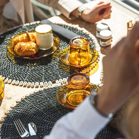 De La - Mahogany Hotel Cassis