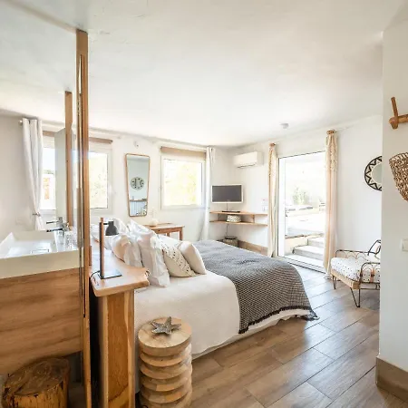 De La - Mahogany Hotel