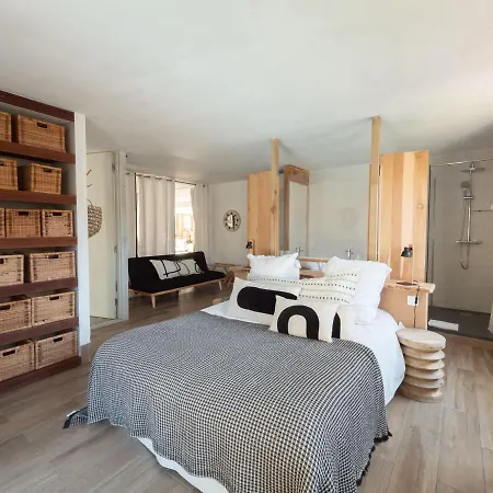 De La - Mahogany Hotel Cassis