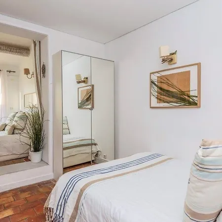 De La - Mahogany Hotel Cassis