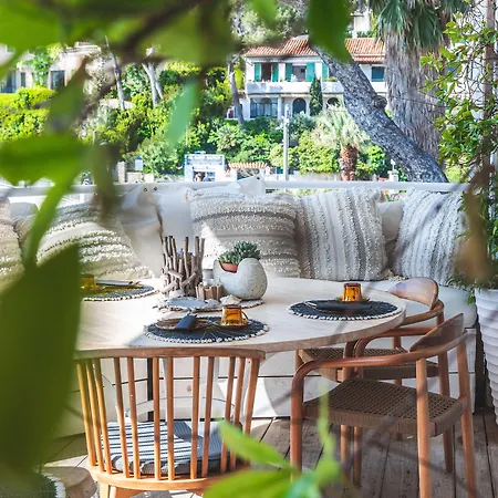 Hotel De La - Mahogany