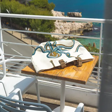 De La - Mahogany Hotel