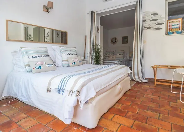 De La - Mahogany Hotel Cassis