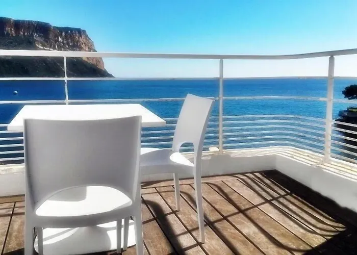 De La - Mahogany Hotel Cassis