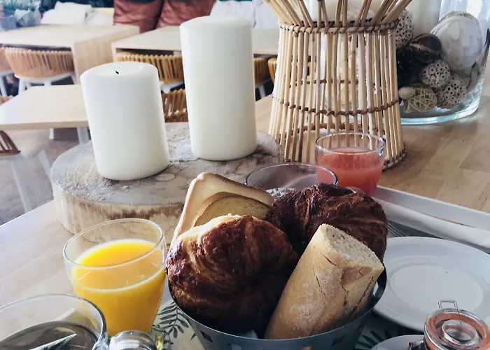 De La - Mahogany Hotel