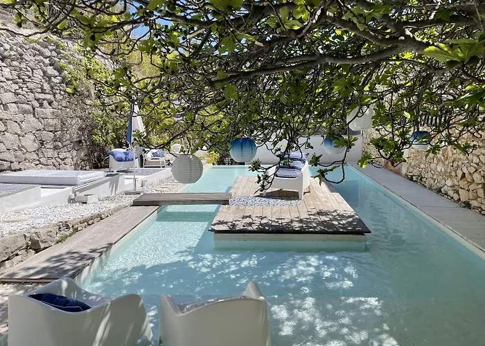 De La - Mahogany Hotel