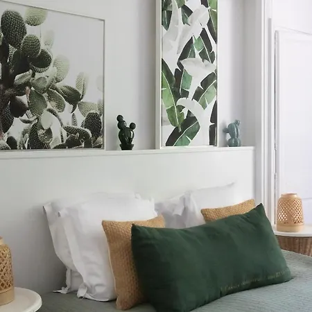 מלון De La - Mahogany