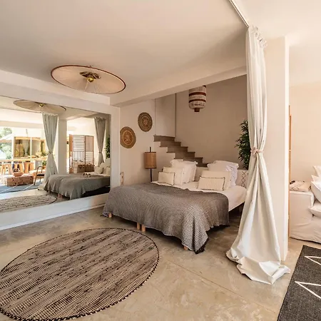 מלון De La - Mahogany