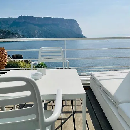 מלון De La - Mahogany