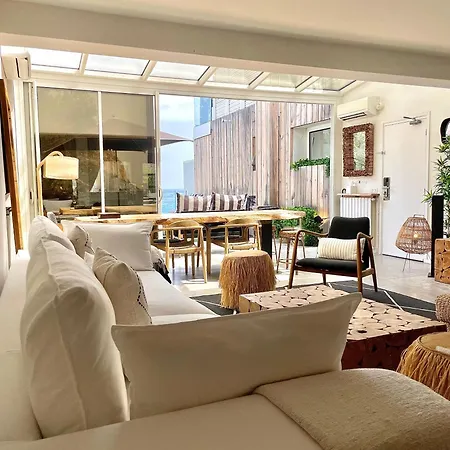 De La - Mahogany Hotel