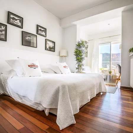 מלון De La - Mahogany