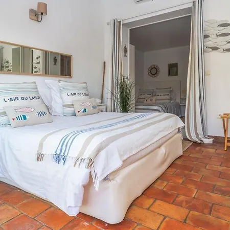 De La - Mahogany מלון קסיס