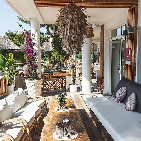 מלון De La - Mahogany 3*