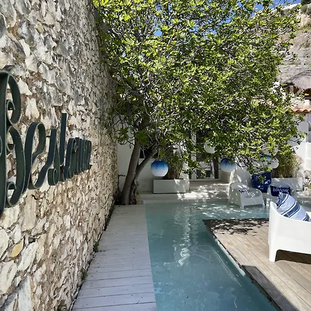 De La - Mahogany מלון