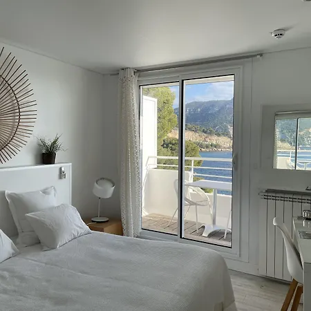 De La - Mahogany מלון