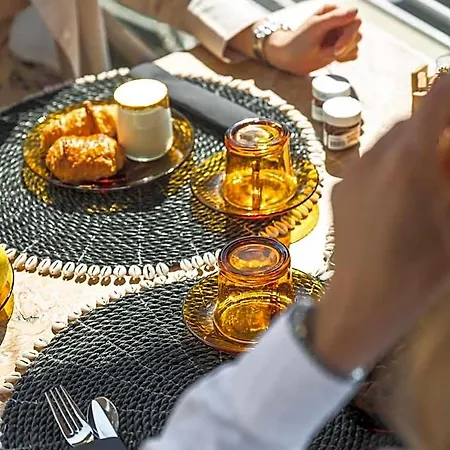 De La - Mahogany Hotel Cassis