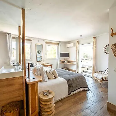 De La - Mahogany Hotel 3*