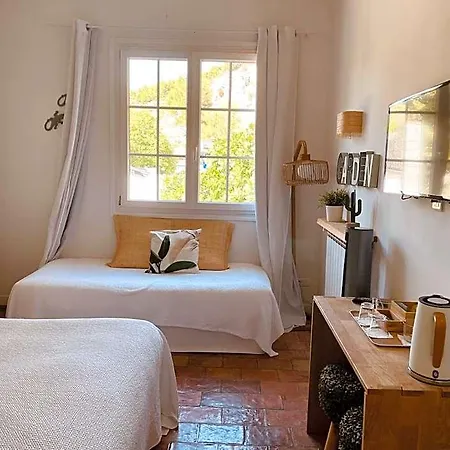 De La - Mahogany Hotel 3*