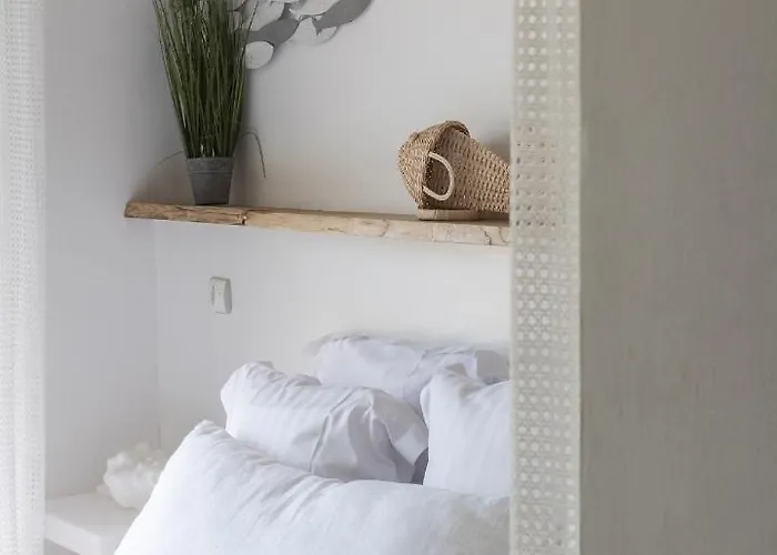 De La - Mahogany Hotel Cassis