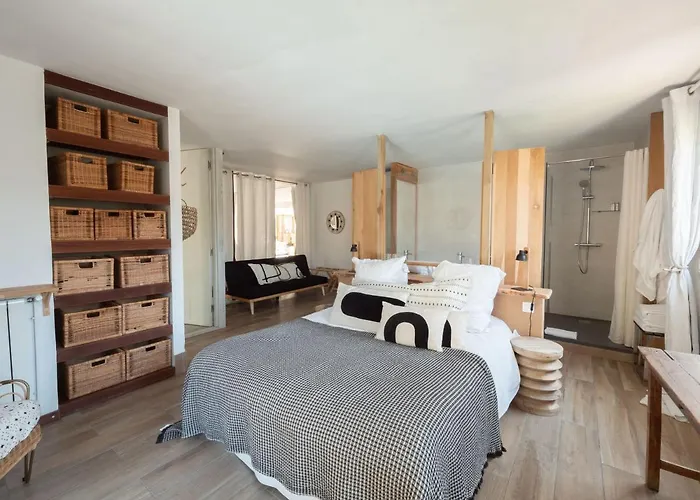 De La - Mahogany Hotel Cassis