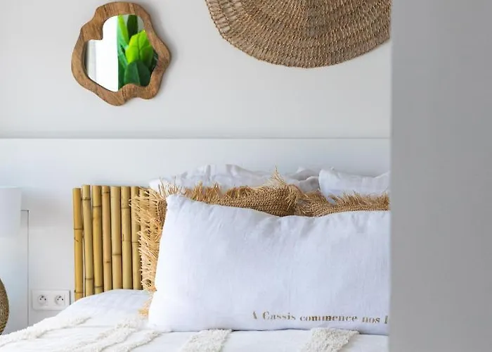 De La - Mahogany Hotel