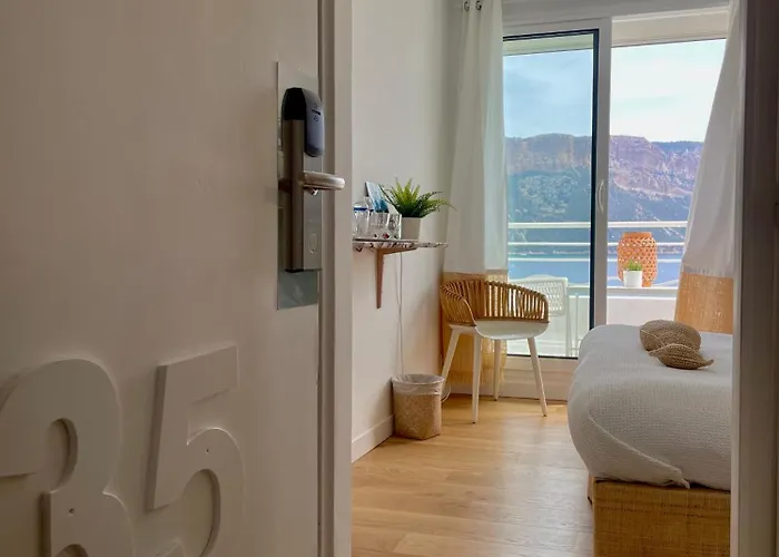 De La - Mahogany Hotel 3*