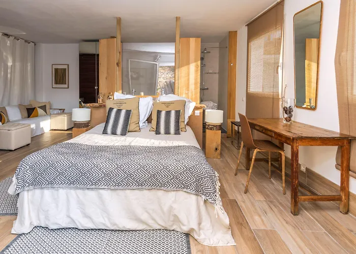 De La - Mahogany Hotel Cassis