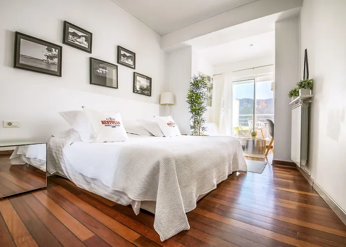 Hotel De La - Mahogany