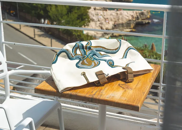 De La - Mahogany Hotel